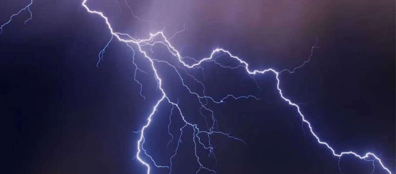 Δείτε τη στιγμή που κεραυνός χτυπάει σκάφος - Βίντεο που «κόβει» την ανάσα (βίντεο)